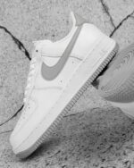 Nike - sneakersy męskie z logo, białe - rozmiar 46 - obrazek 3