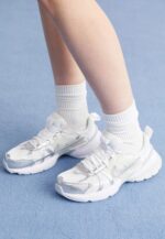 Nike - buty damskie z logo, białe - rozmiar 38 - obrazek 2