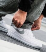 Nike - sneakersy męskie z logo, białe - rozmiar 40,5 - obrazek 4
