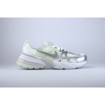 Nike Buty FD0736 104 W NIKE V2K RUN - obrazek 2