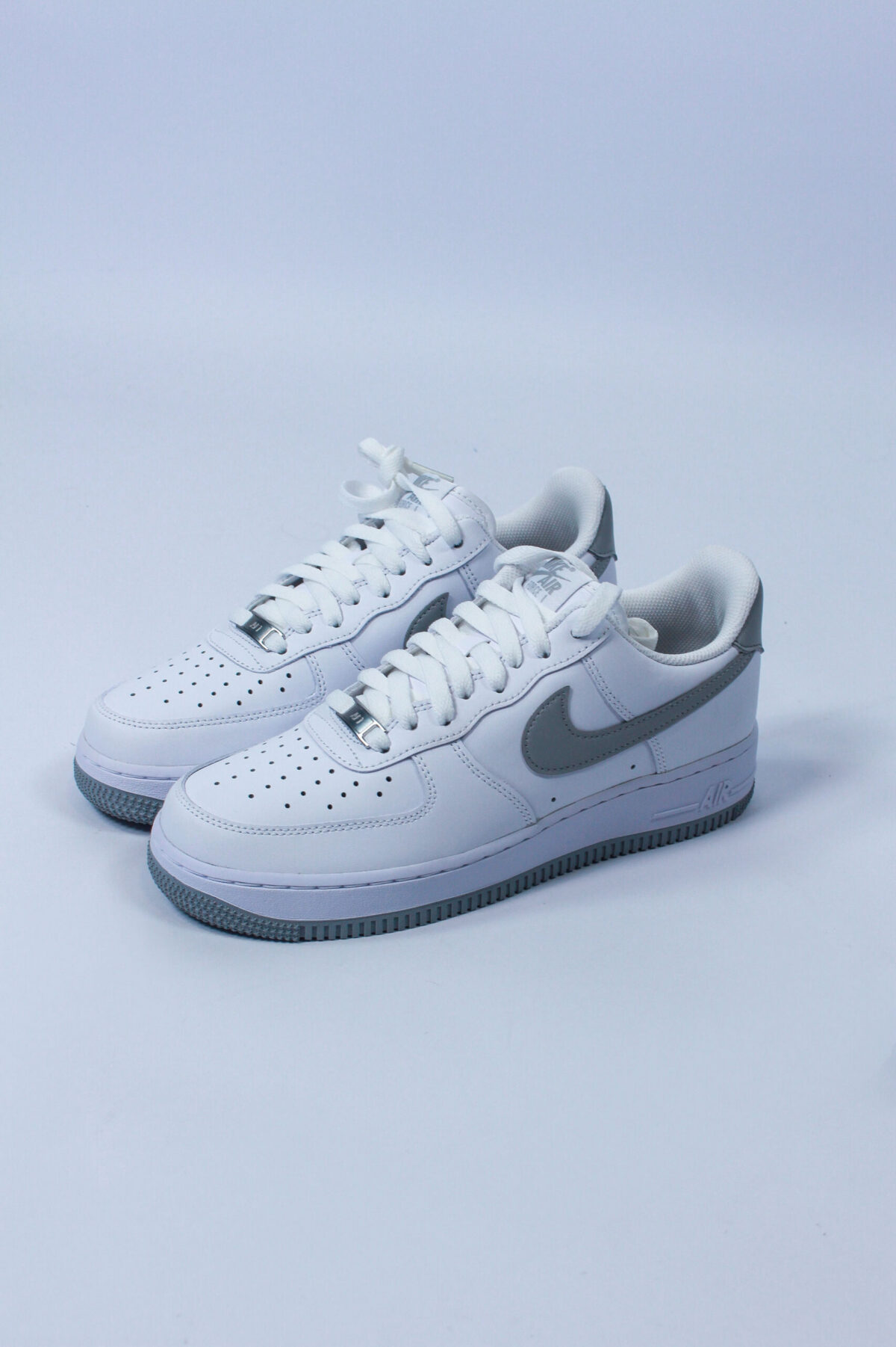 Buty Nike unisex Air Force 1 '07 białe — zdjęcie 10