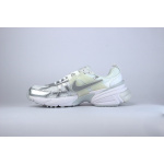 Nike Buty FD0736 104 W NIKE V2K RUN - obrazek 3